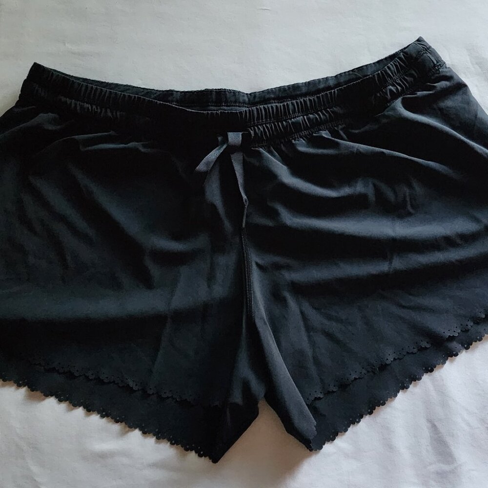 Lululemon Athletica Scalloped Shorts, Size 10